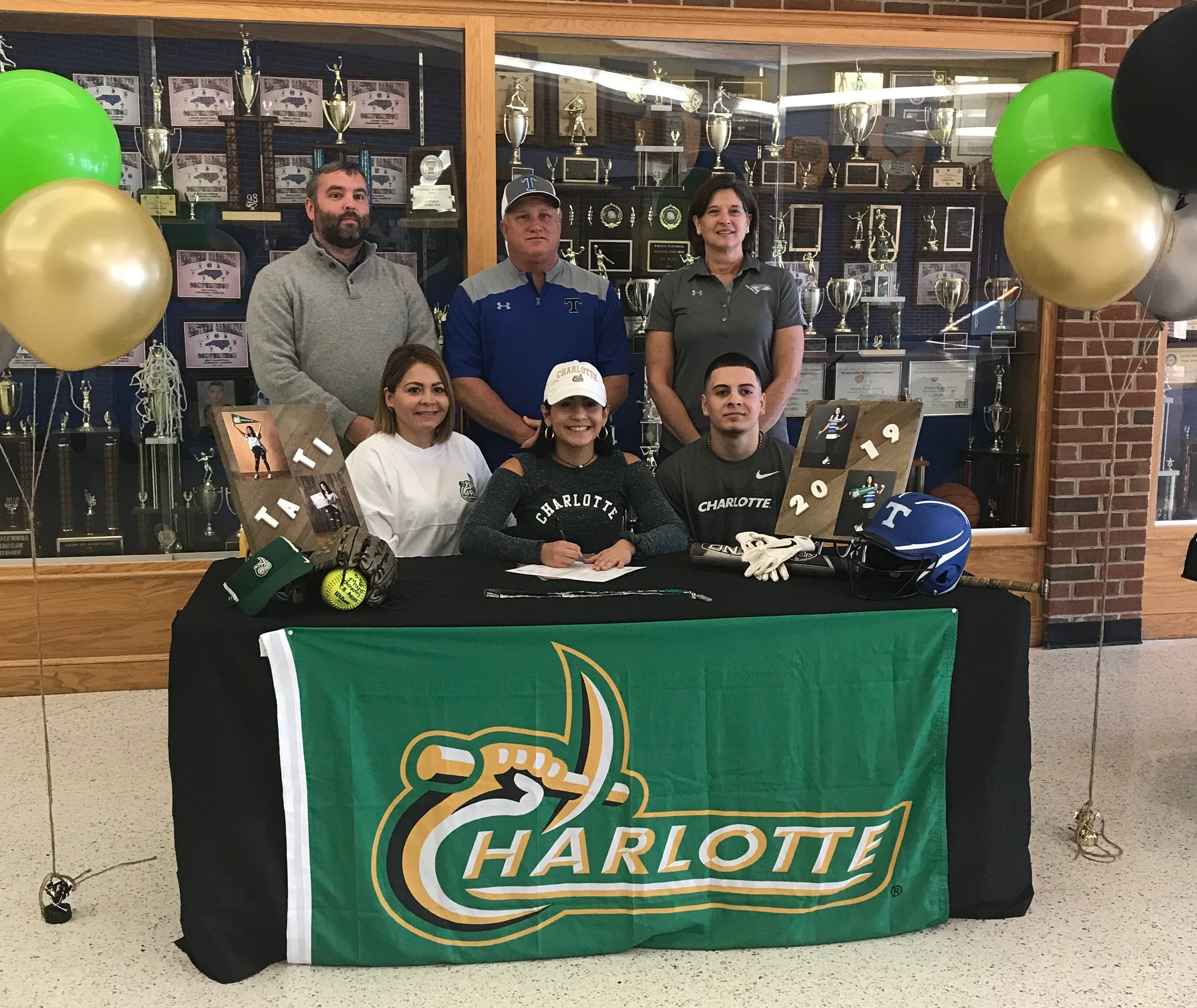 Tatiana Muniz signs with Charlotte