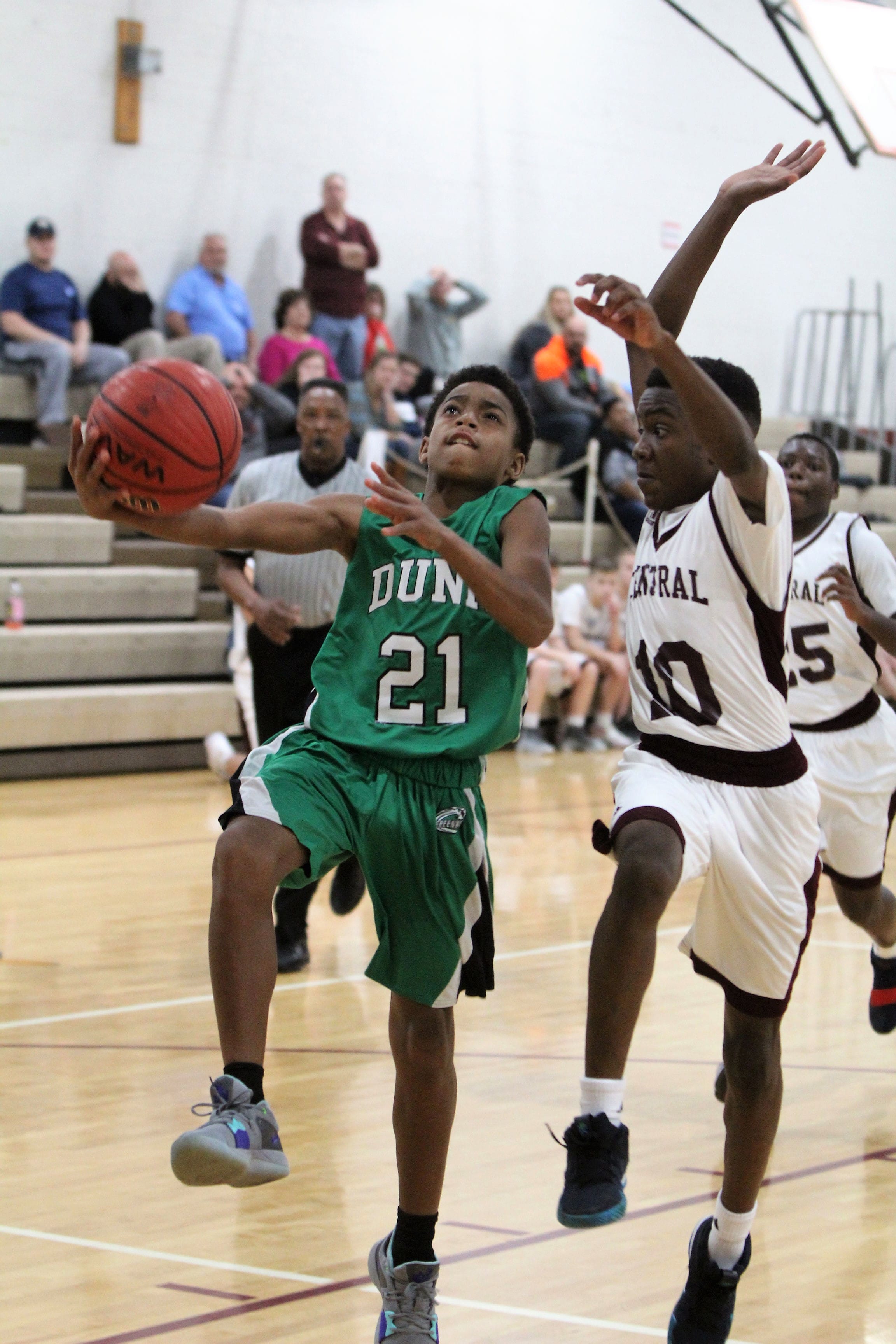 Greenwaves split middle school basketball games at Central