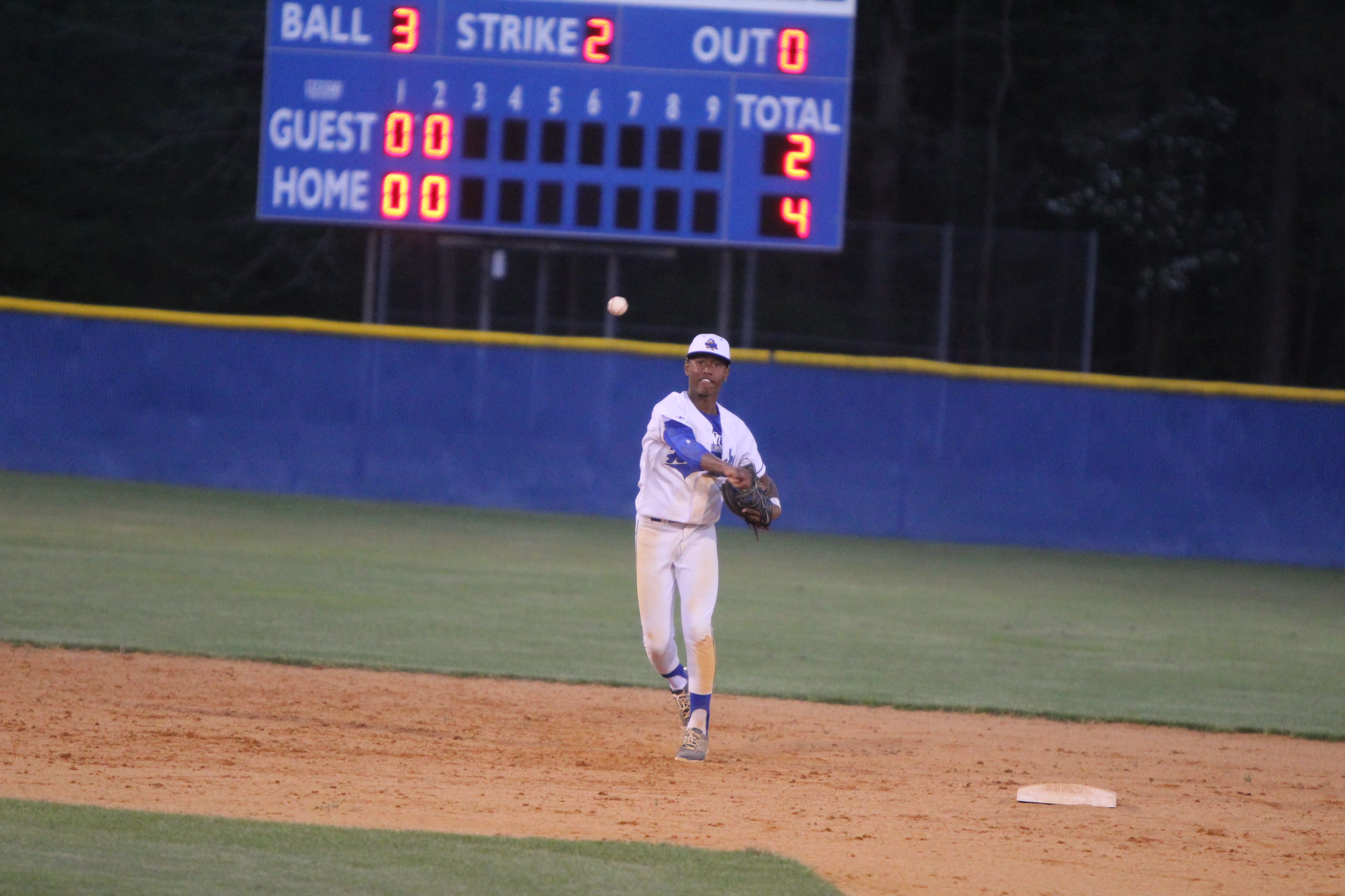Thompson commits to Camels