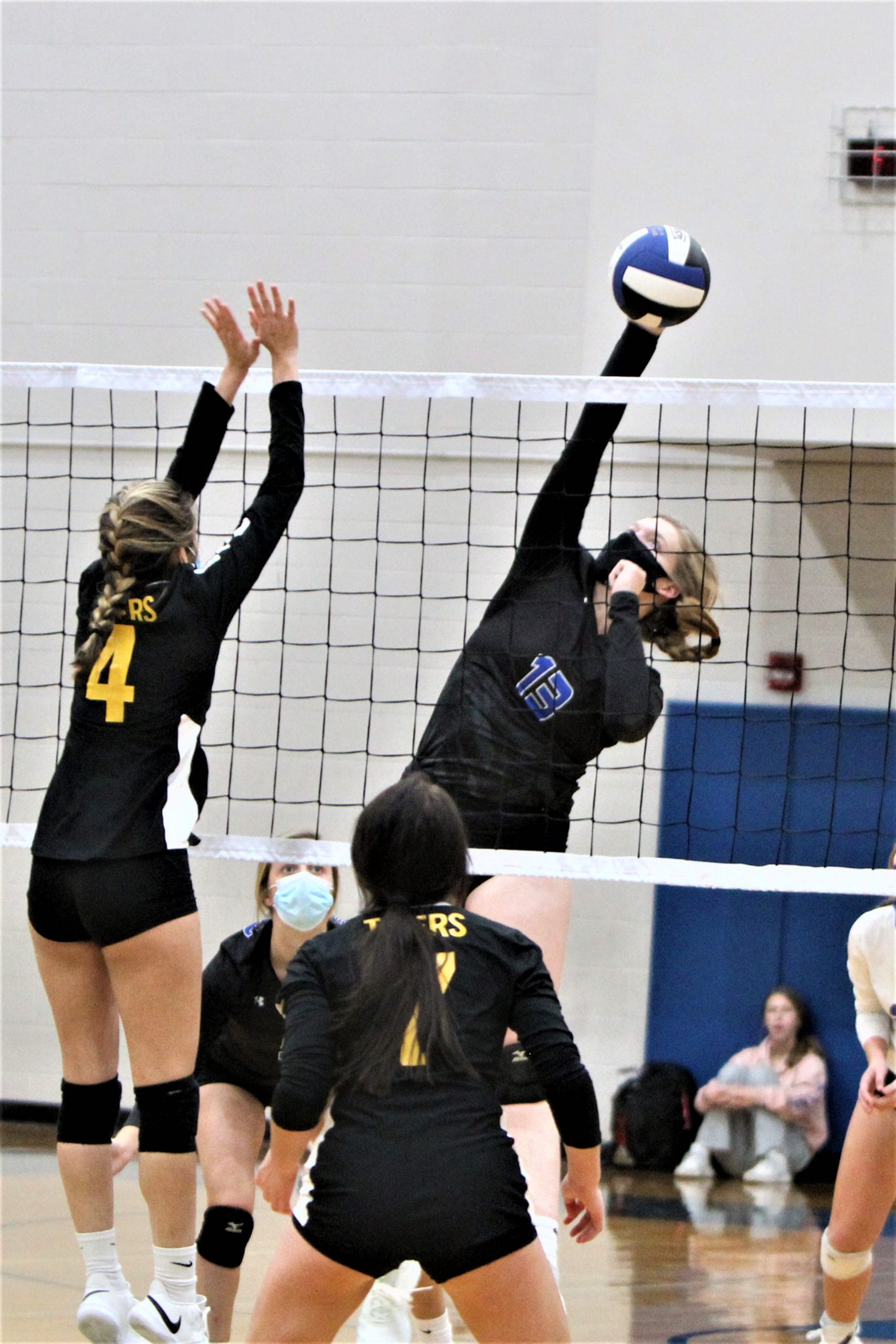 Midway volleyball stays unbeaten with 3-0 win over James Kenan