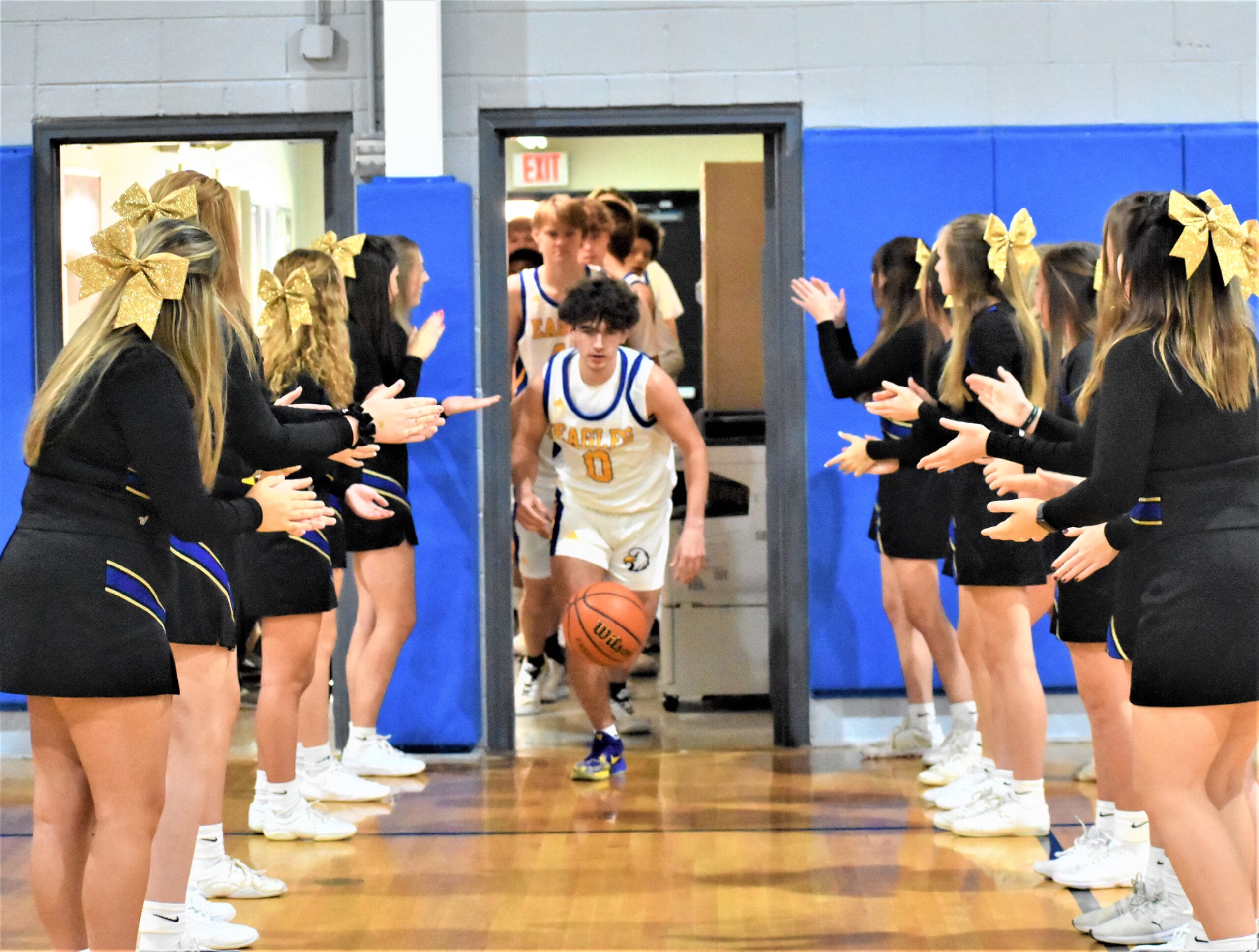 Eagle teams 1-1 in Senior Classic