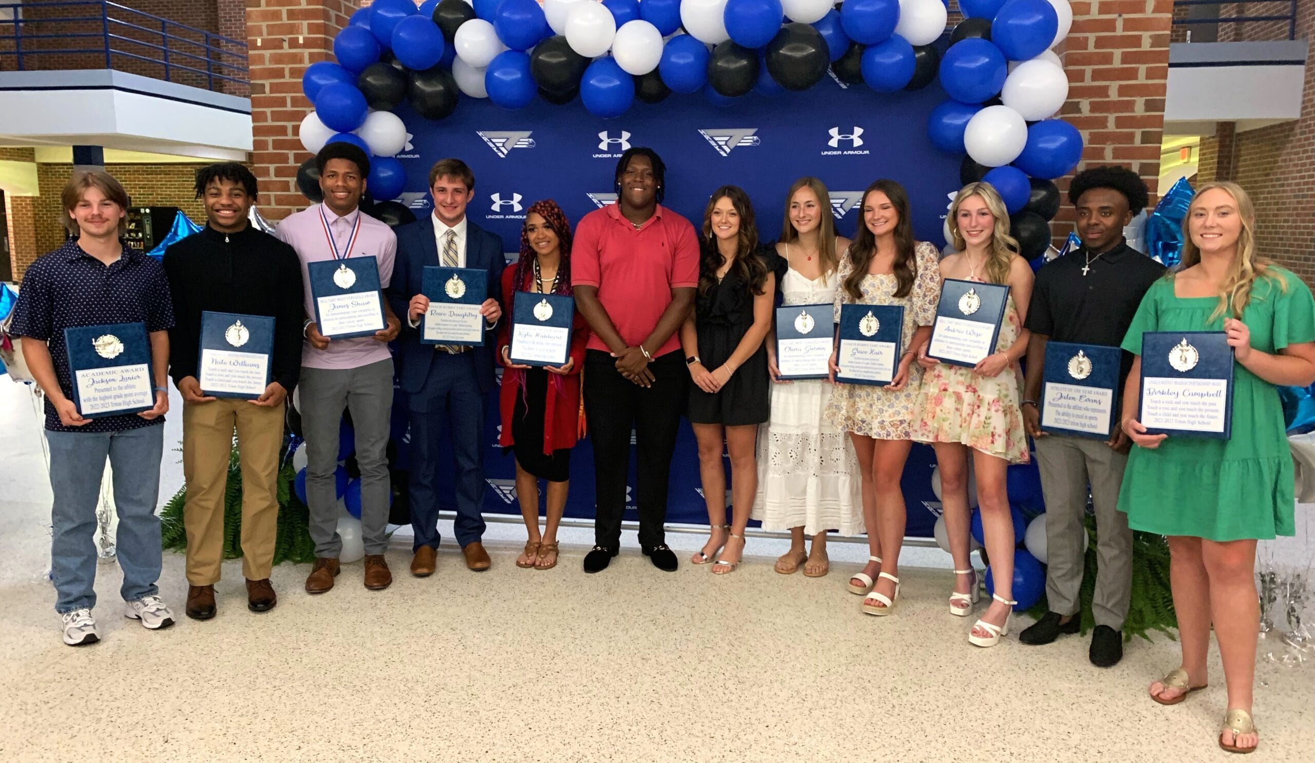 Hawks recognize top athletes at awards banquet
